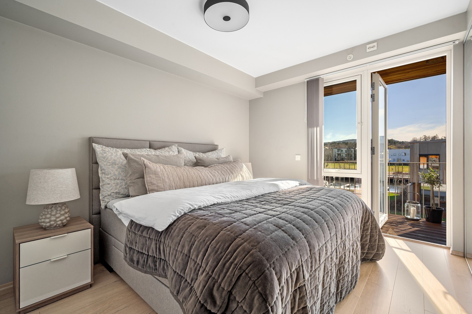 Lyst og romslig hovedsoverom på 13 m² med direkte utgang til den sørvestvendte balkongen. Galleribilde