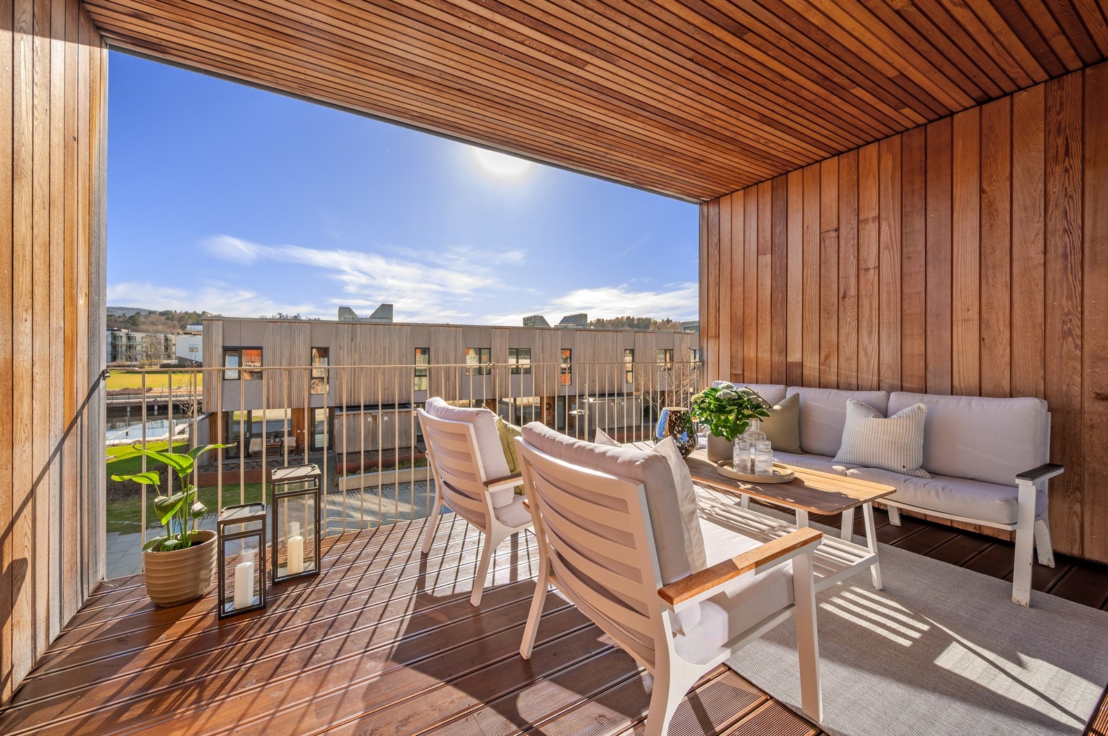 Fra stuen er det utgang til sørvestvendt balkong på hele 17,5 kvm. Her nyter du glimrende solforhold på sommerstid. Galleribilde