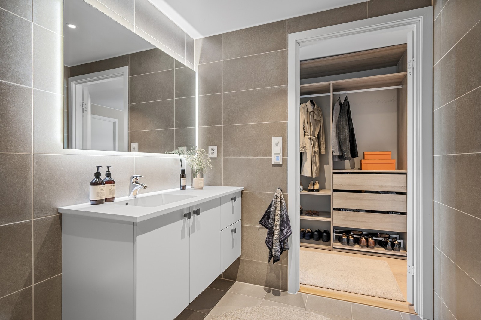 Mye lagringsplass i innredningen. Stort speil med integrert lys. Galleribilde