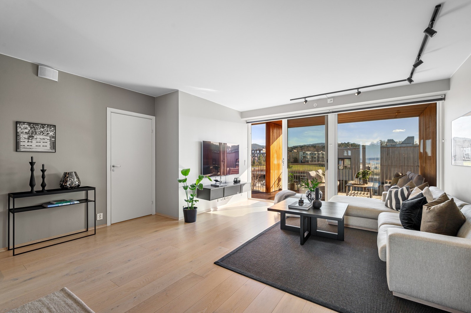 En lun og tidsriktig 1-stavs eikeparkett er gjennomgående i hele leiligheten. Galleribilde