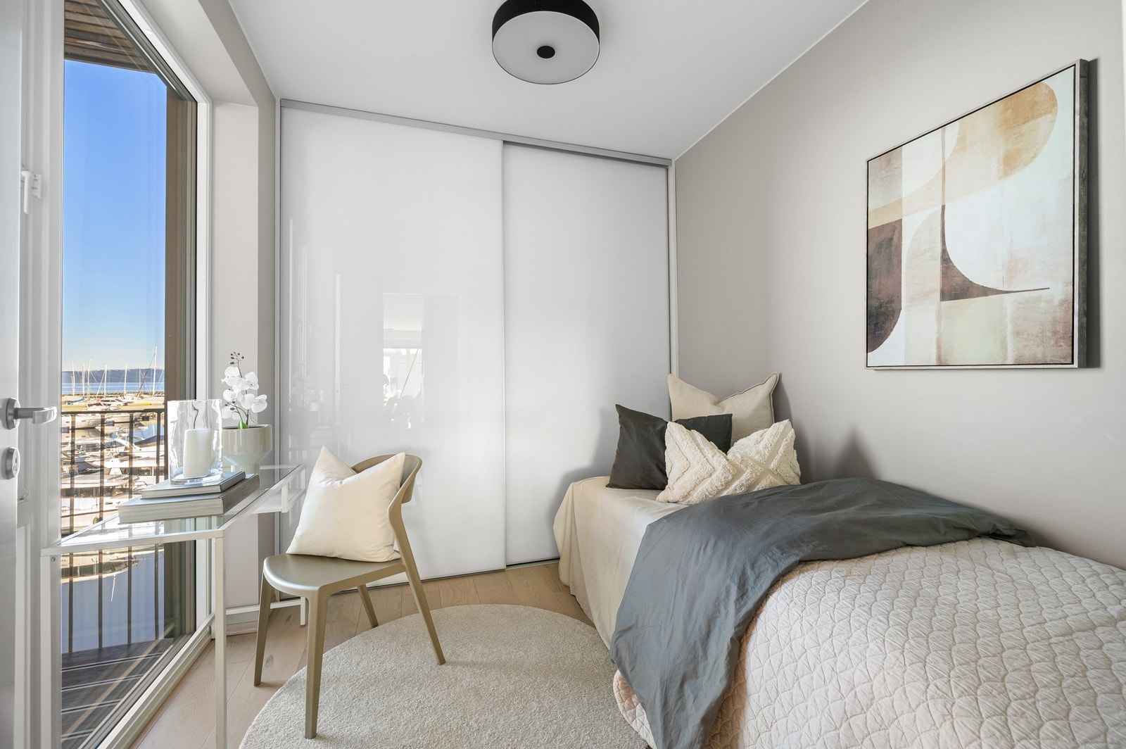 Soverom 2 er på 8 kvm. Dette passer ypperlig som gjesterom/barnerom eller kontor. Også her er det en stor skyvedørsgarderobe. Galleribilde