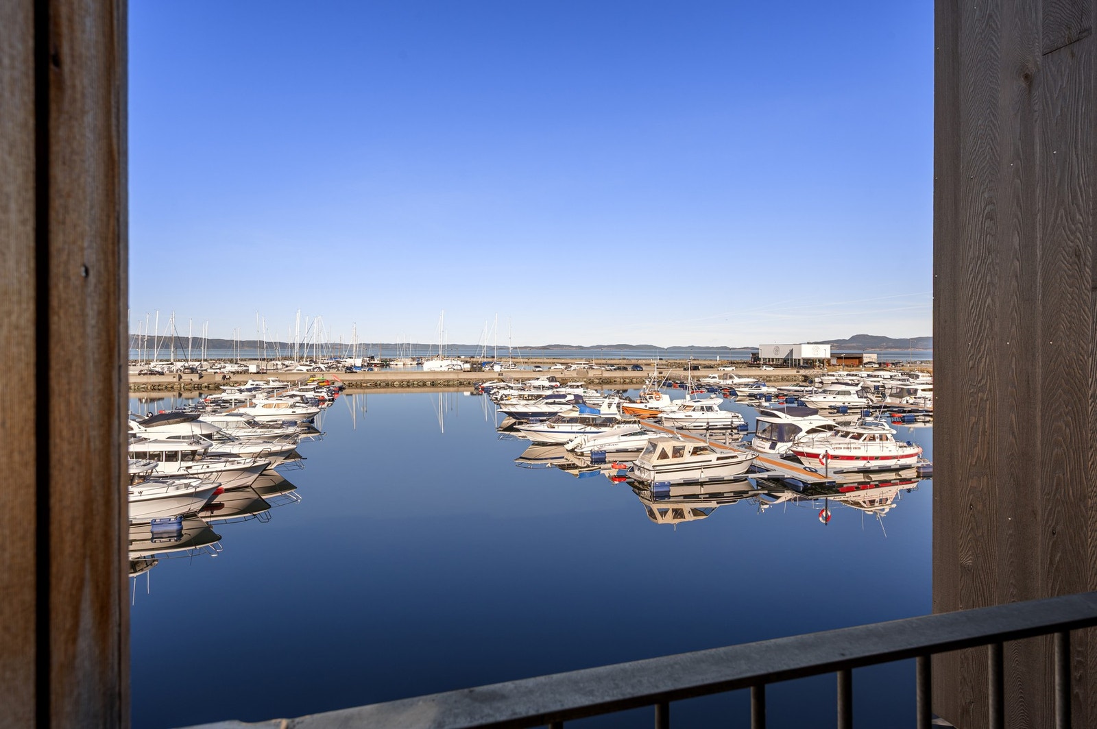 Flott utsikt over båtmarinaen. Galleribilde