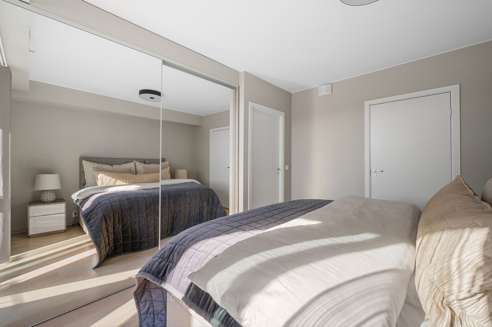 Soverommet har god plass til dobbeltseng. Skyvedørsgarderobe med speilfronter gir en følelse av romslighet. Bod/teknisk rom ligger i tilknytning til rommet. Galleribilde