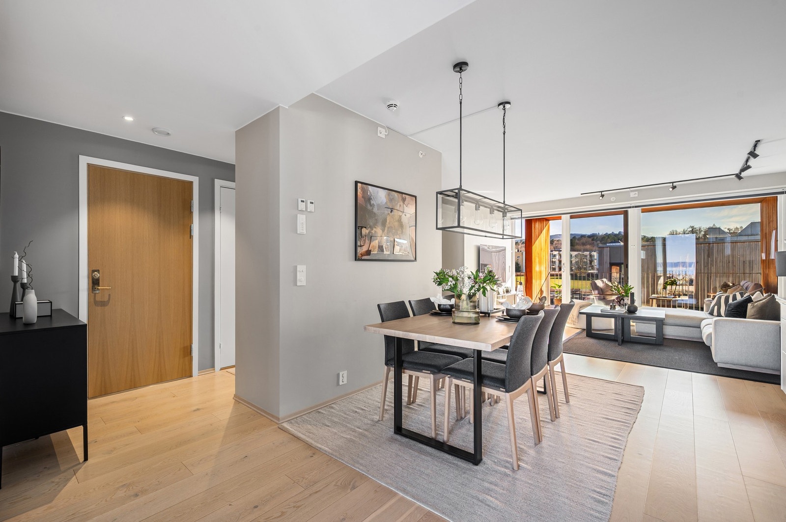 En herlig hverdagsluksus er at det er etablert varme i gulv på både stue, kjøkken, entré og på bad som gir en behagelig varme i leiligheten året rundt. Galleribilde