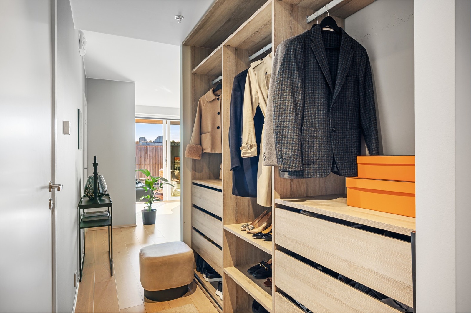 Praktisk løsning som gir et ryddig og innbydende førsteinntrykk. Galleribilde