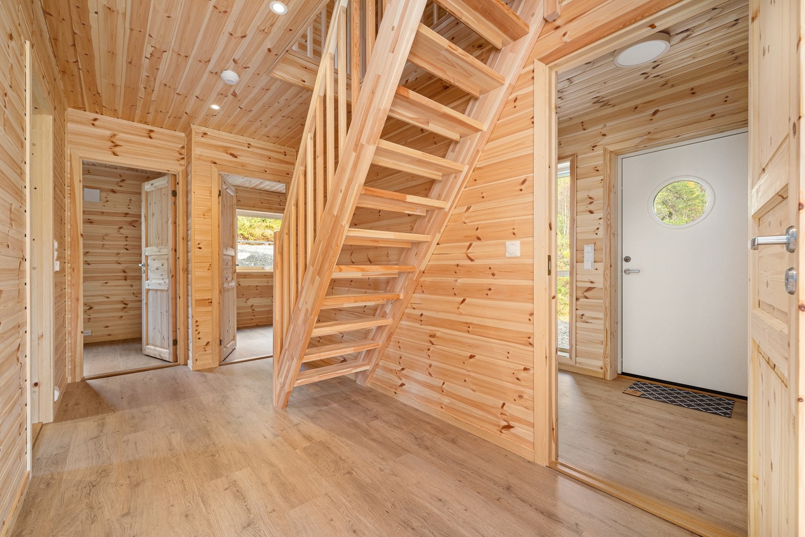 Fra gangen er det trapp opp til hemsen hvor det er en loftstue og to romslige hemsrom. Galleribilde