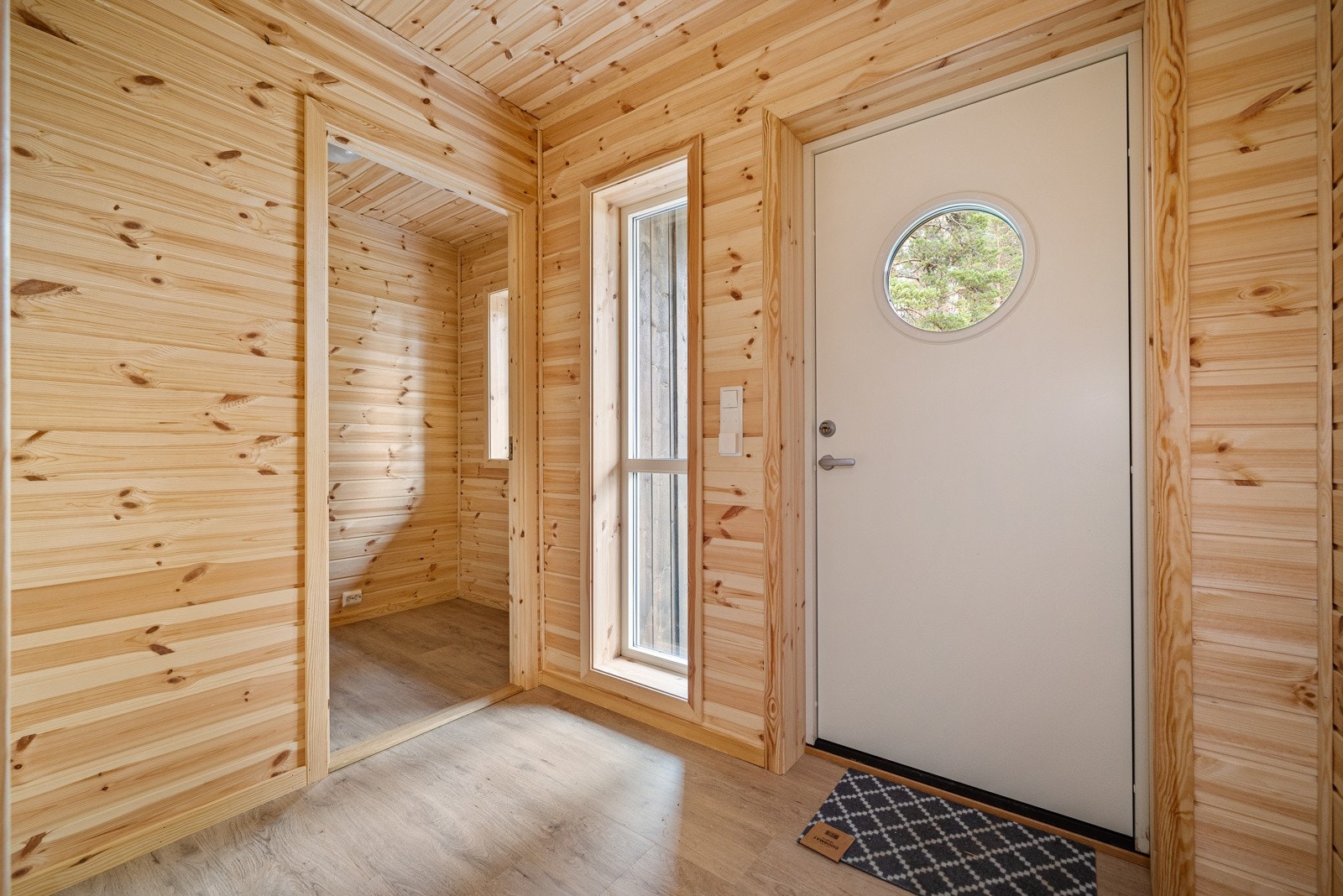 Du kommer inn i entreen i 1.etasje med videre adkomst til gang, stue, kjøkken, bad, 2 soverom og en bod. Galleribilde