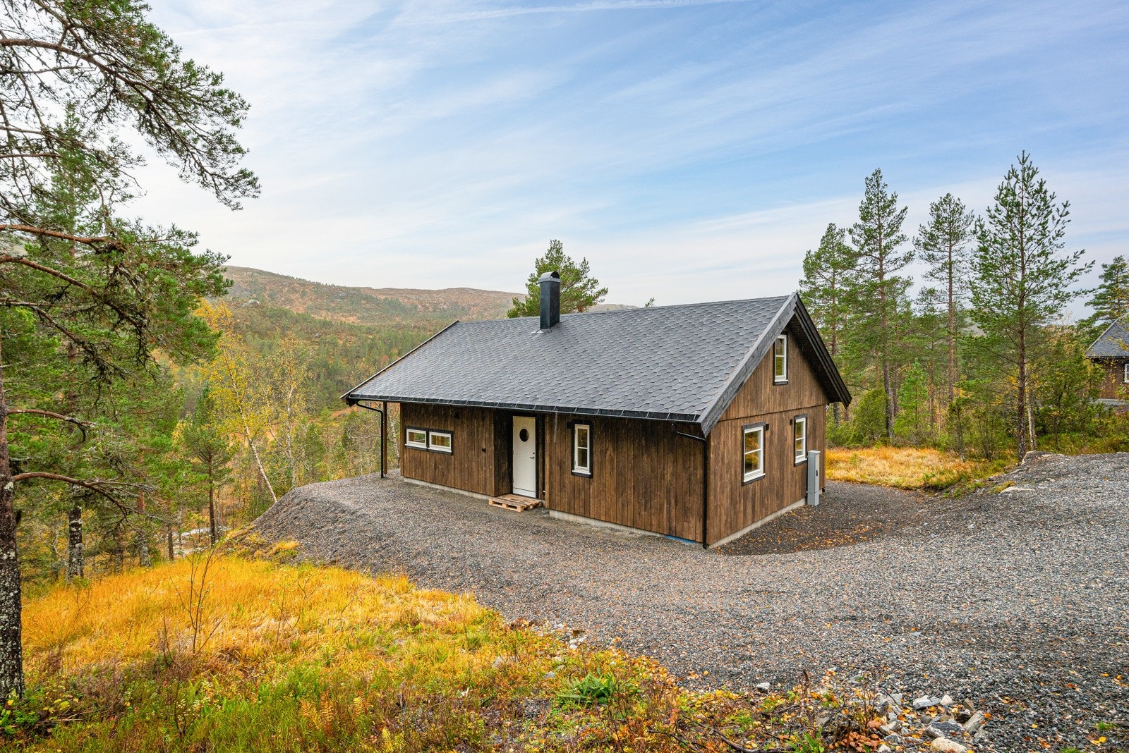 Svært romslig tomt på ca. 1323 kvm. Her er det mulighet for å utforme området med både terrasse og anneks hvis man ønsker det. Galleribilde