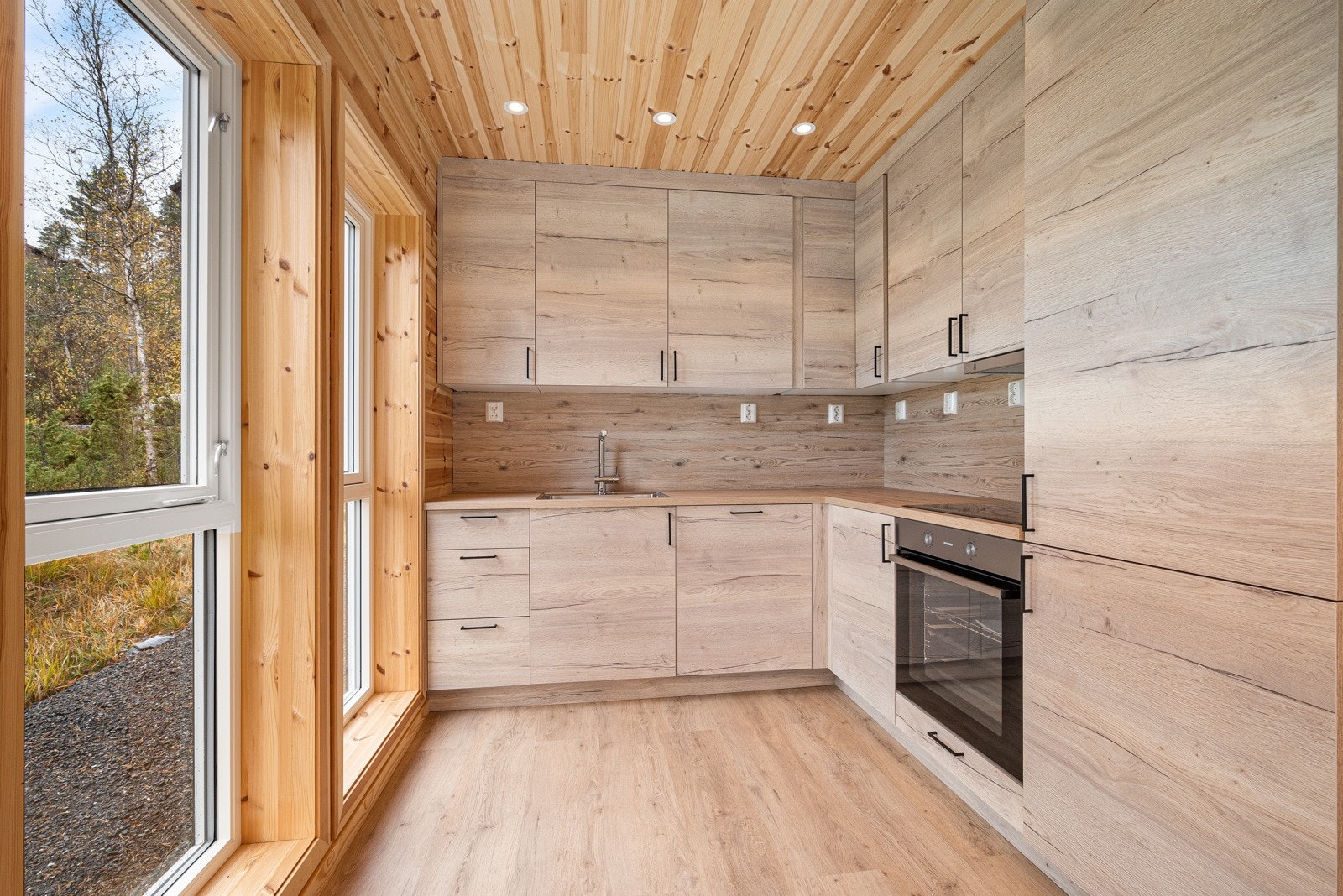 Kjøkkenet har pen og stilren kjøkkeninnredning fra Fossline. Integrerte hvitevarer er inkludert i handelen. Galleribilde