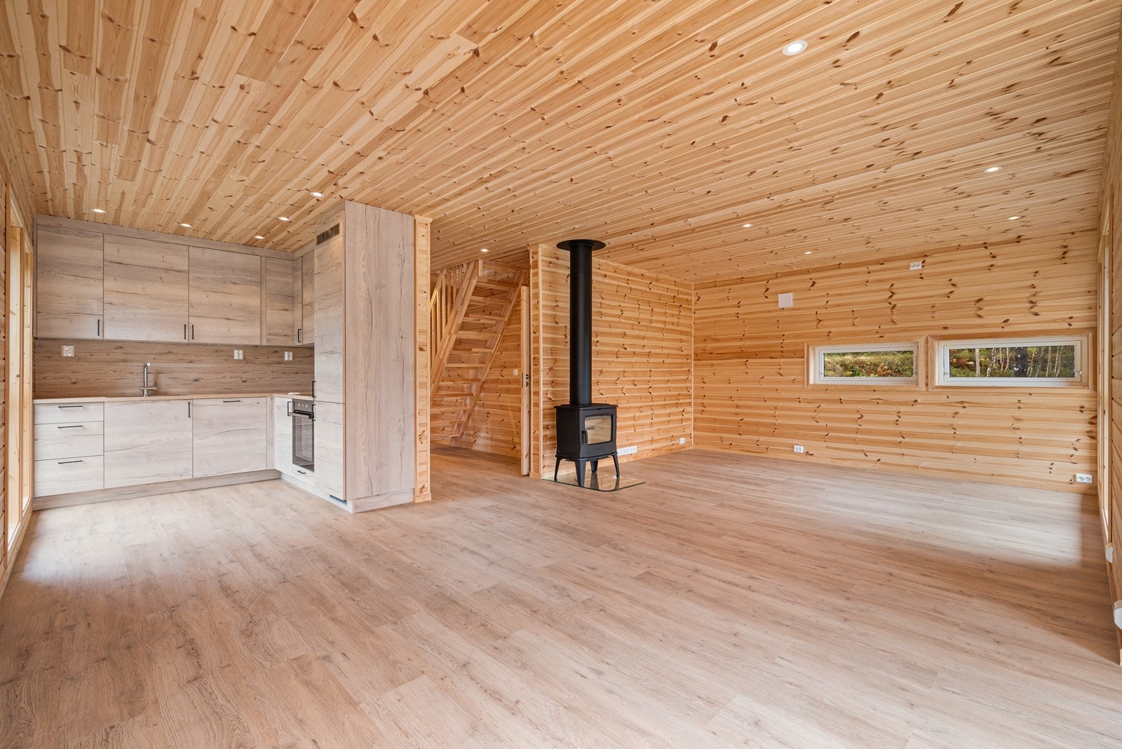 Vedovnen er plassert sentralt i rommet og bidrar til lun og trivelig stemning på de kaldeste dagene. Galleribilde