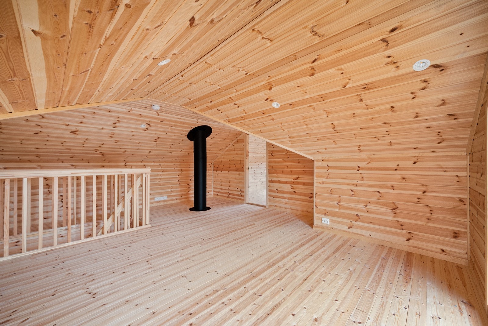 Fra det loftstua er det åpen løsning med rekkverk ned mot stue. De to andre hemsrommene ligger i hver sin ende og er adskilt med dør. Galleribilde