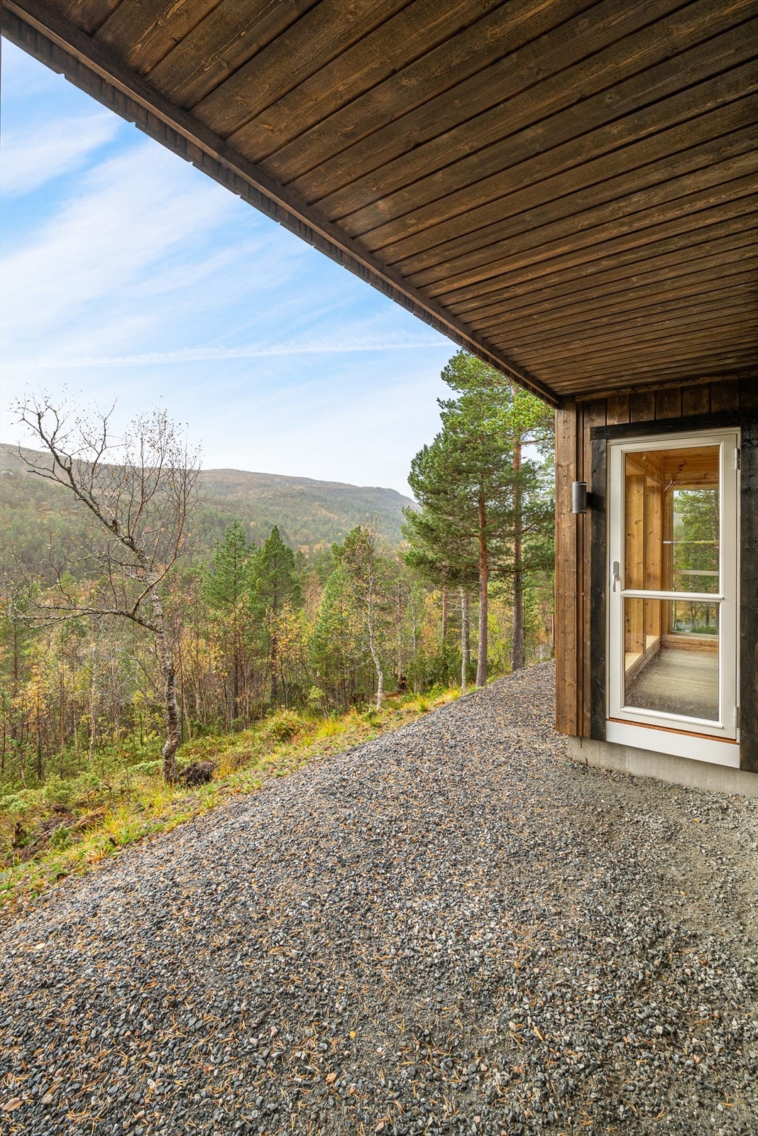 Fra stua er det verandadør til uteområdet som er takoverbygd. Her er det mulighet for å etablere terrasse som strekker seg rundt deler av hytta. Galleribilde