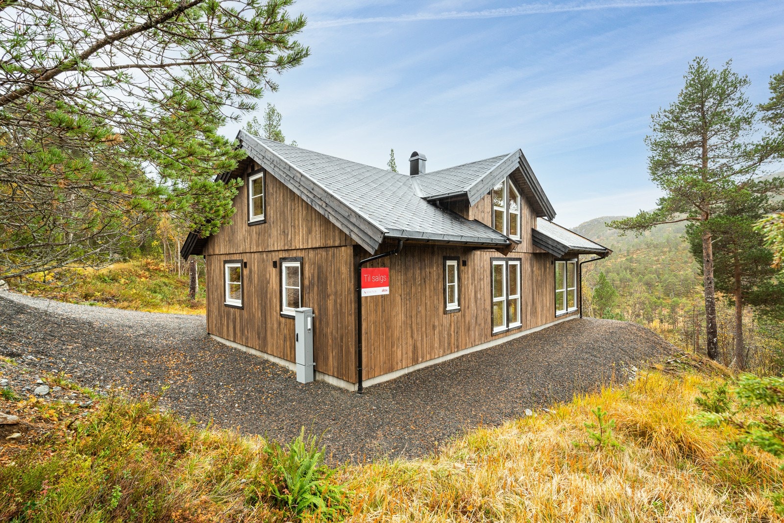 Det er enkel adkomst til hytta med vei helt frem til tomta. Det er ca. 13 minutters kjøring fra sentrum av Kyrksæterøra, 1 time fra Orkanger og 1 time og 40 min. fra Trondheim. Galleribilde