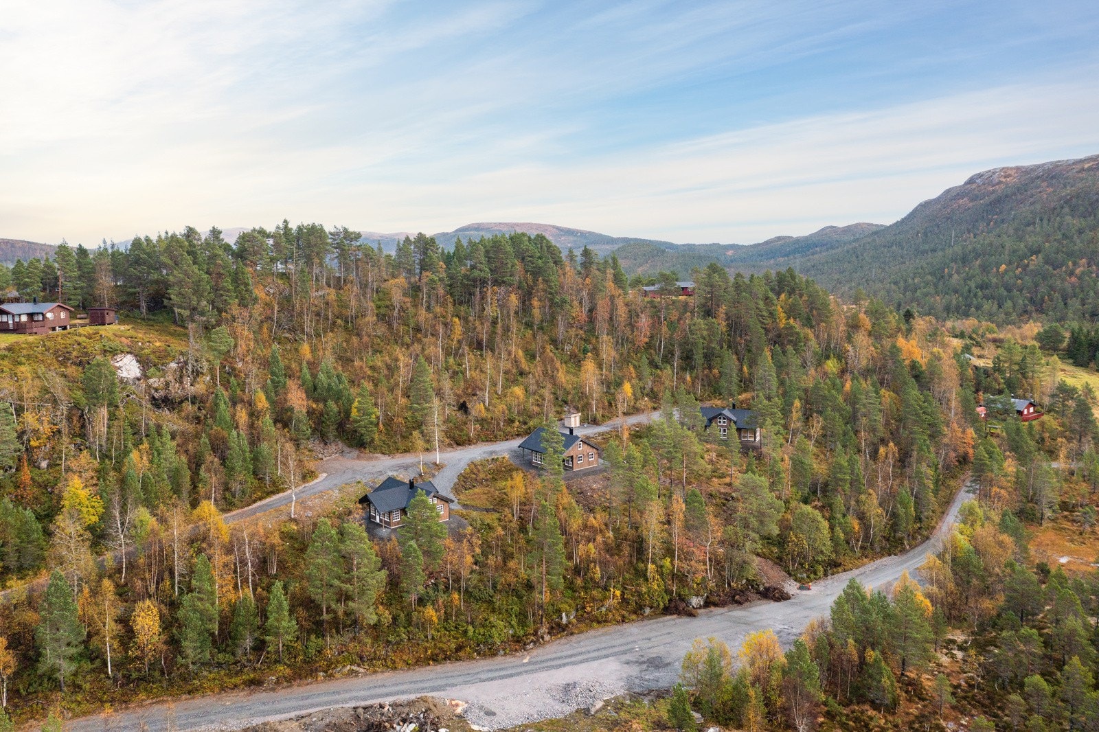 Hytta ligger i en blindvei med tre nyoppførte hytter totalt. Fra eiendommen er det flott utsikt, gode solforhold og umiddelbar nærhet til fine turområder både sommer og vinter. Galleribilde