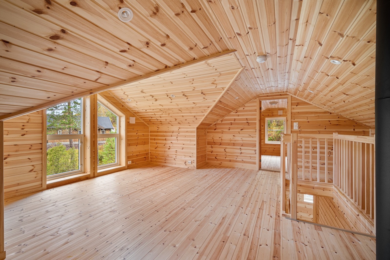 Fra gangen er det trapp opp til hemsen. Hemsen består av en loftstue og to romslige hemsrom. Galleribilde