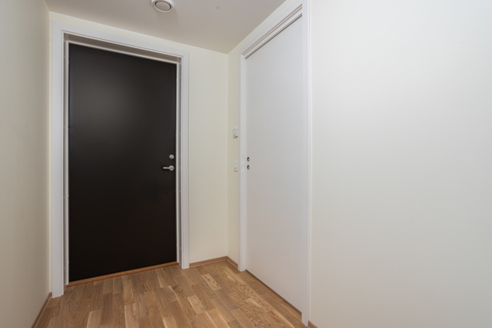 Lys og innbydende entre med god plass til oppheng og å sette fra seg skotøy. Galleribilde