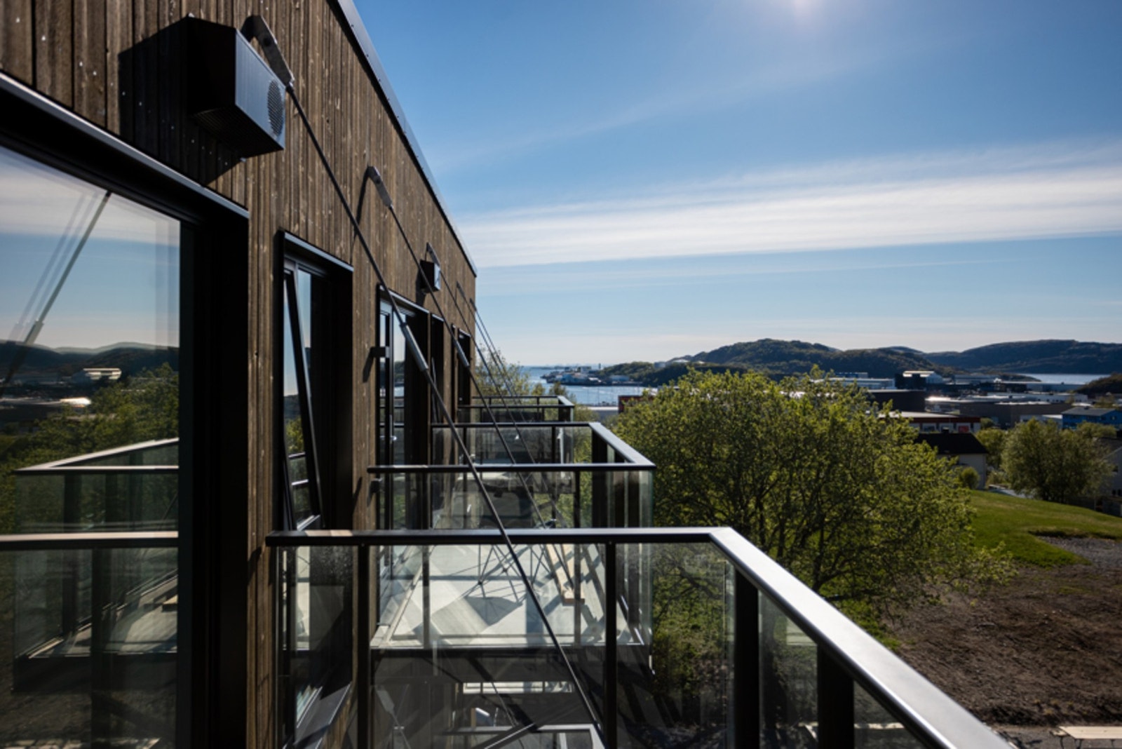 Fra stuen ankommer du balkongen, hvor du kan nyte gode solforhold og frisk luft. Galleribilde