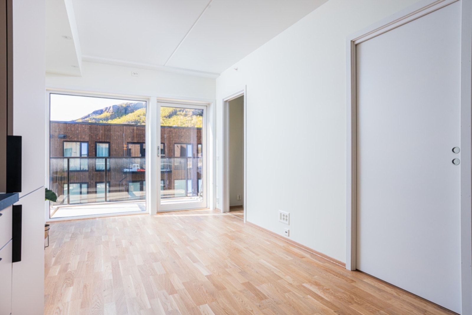 Åpen stue/kjøkken løsning med praktisk utforming. Galleribilde