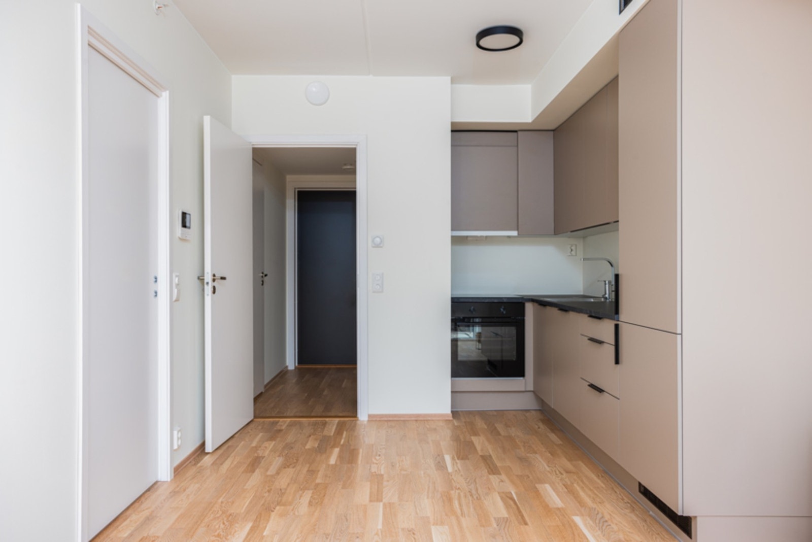 Kjøkkenet fra HTH er moderne og i tidsriktige farger. Integrerte hvitevarer og lekre detaljer i sort. Galleribilde