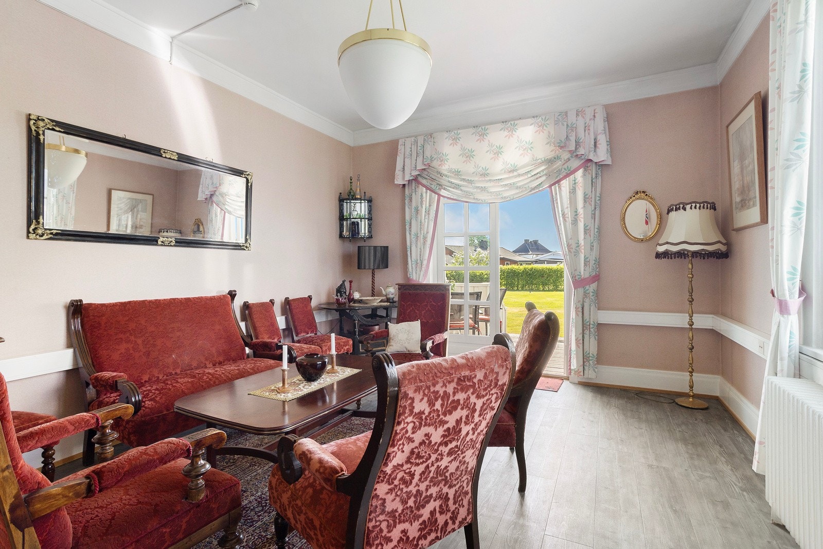 Stue med fløyelsmøbler i første etasjen. Utgang til overbygget terrasse. Galleribilde