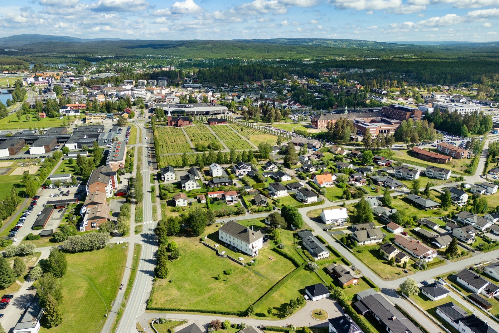 Nabolaget er en blanding av boligbebyggelse med eneboliger, næring og offentlig bebyggelse. Galleribilde