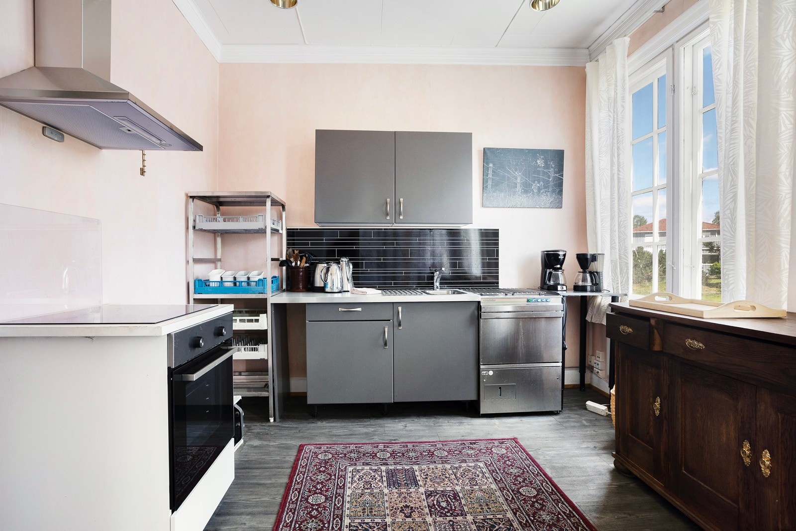 Kjøkken med industri-oppvaskmaskin i første etasje. Galleribilde