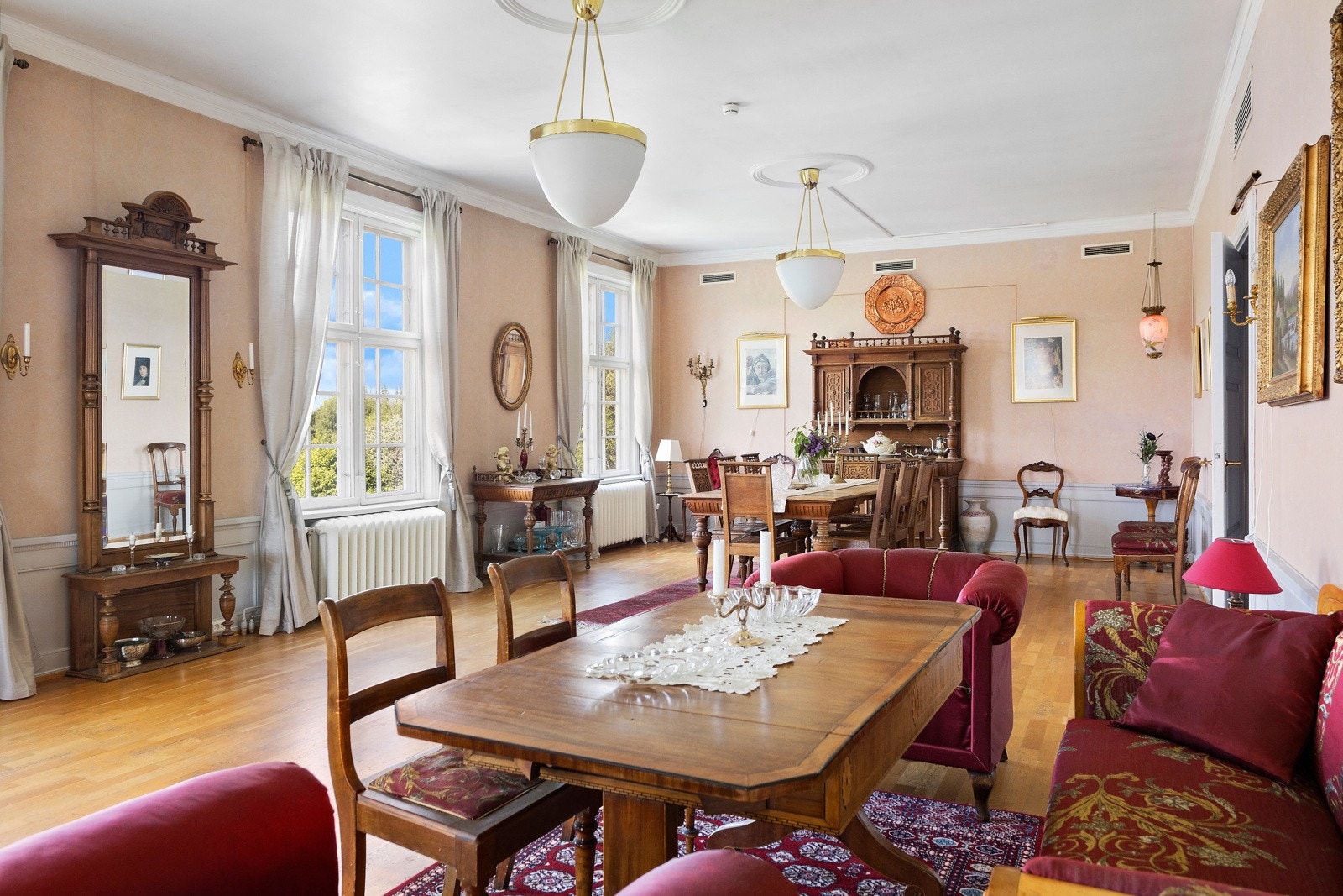 En rekke stuer og oppholdsrom. Galleribilde