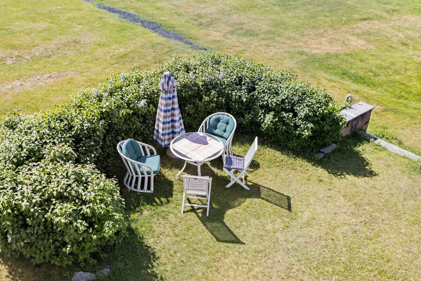 Boligen har en parkmessig og flott hage. Galleribilde