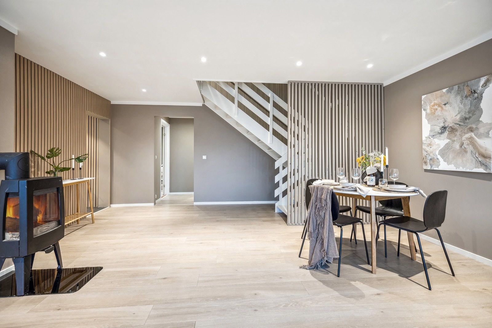 Vedovn i stuen gir god varme og en koselig atmosfære på kjølige kvelder Galleribilde