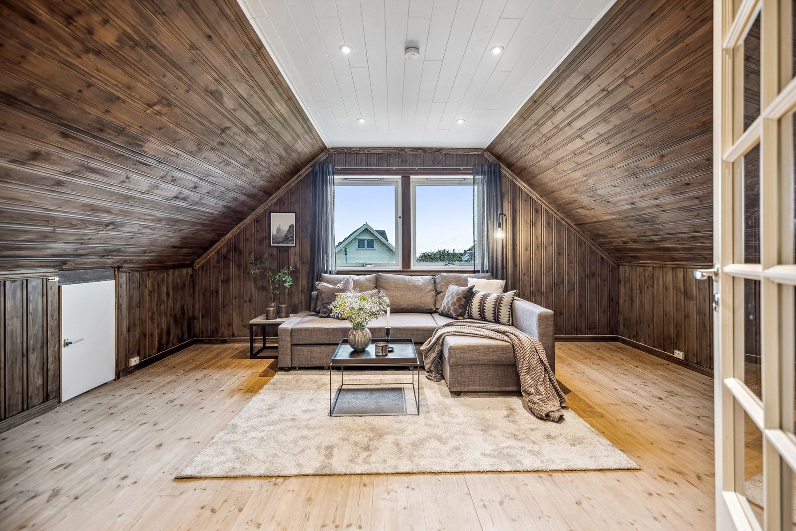 Hyggelig loftstue som er det perfekt ekstra oppholdsrommet som kan brukes til lek, moro, tv-titting eller bare slappe av Galleribilde