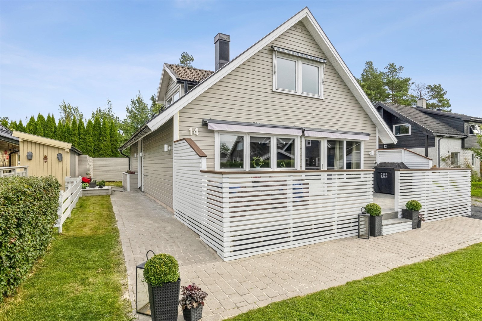 Eiendommen er pent opparbeidet med asfaltert gårdsplass, steinlagt internvei, plenarealer, prydbusker og diverse beplantning Galleribilde