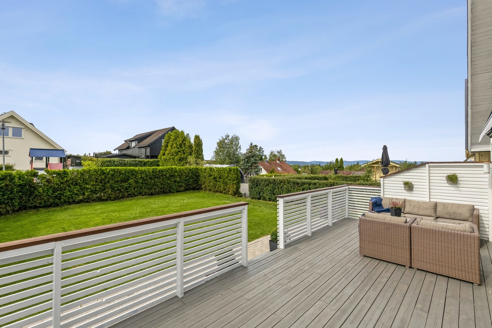 Fra stuen er det utgang til en herlig terrasse med gode solforhold. Her er det god plass til utemøbler og grill for hyggelig sammenkomster Galleribilde