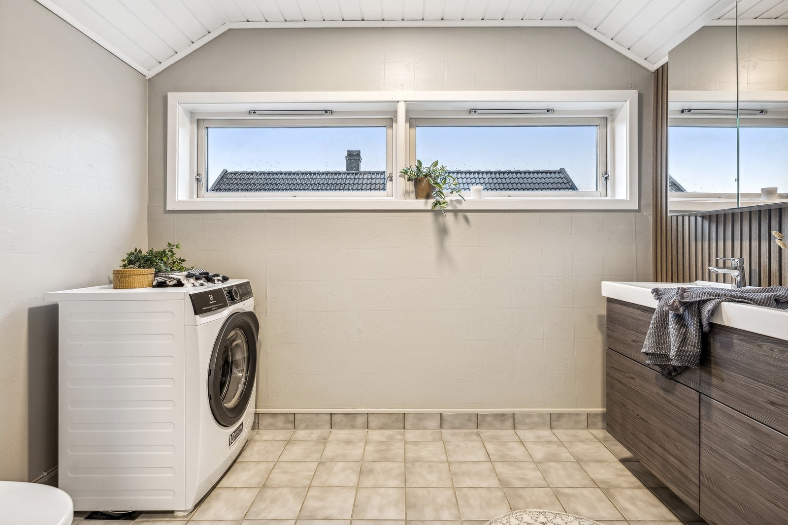 Gulvstående toalett og opplegg for vaskemaskin og tørketrommel Galleribilde