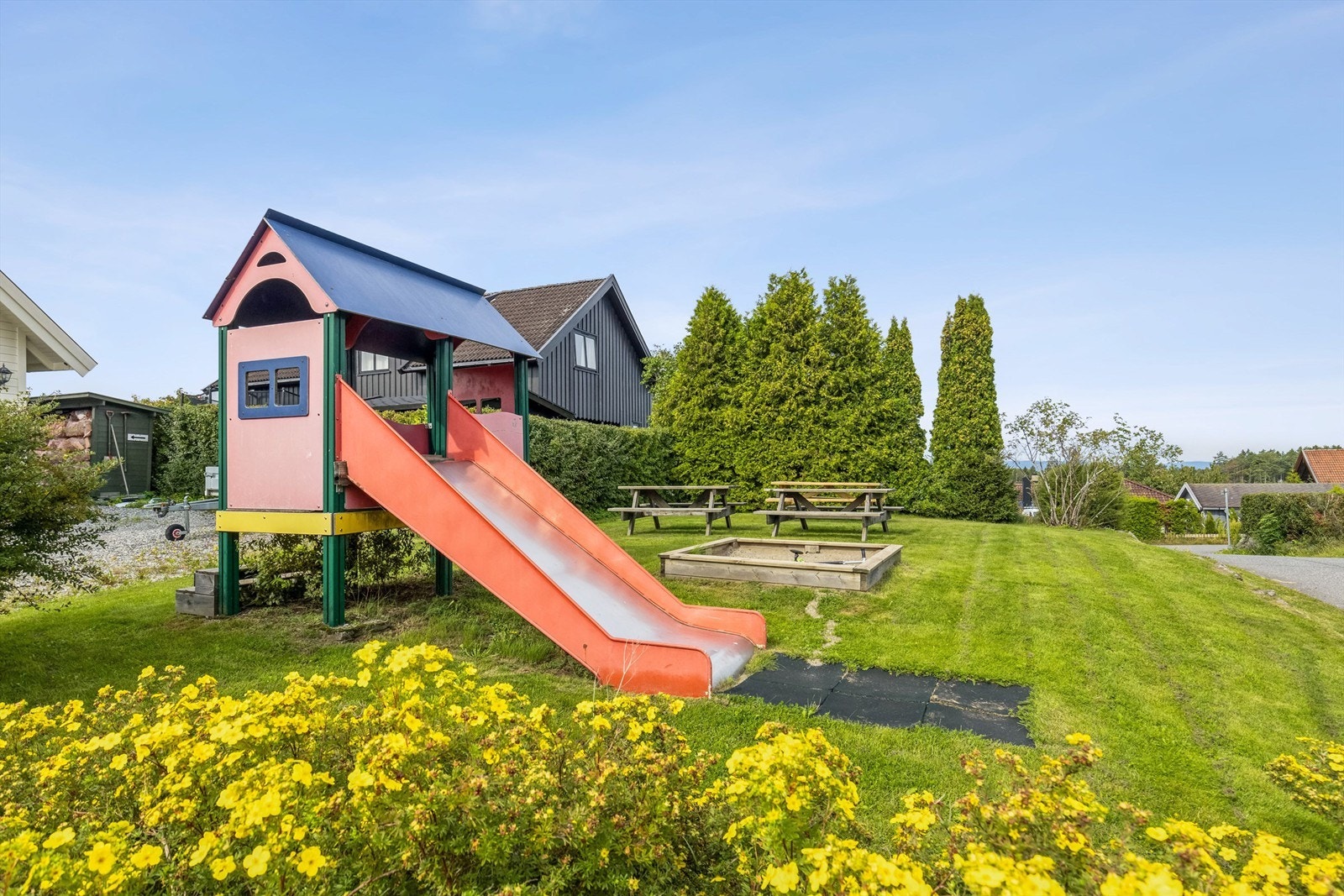 Hyggelig lekeplass for de små i umiddelbar nærhet til eiendommen Galleribilde