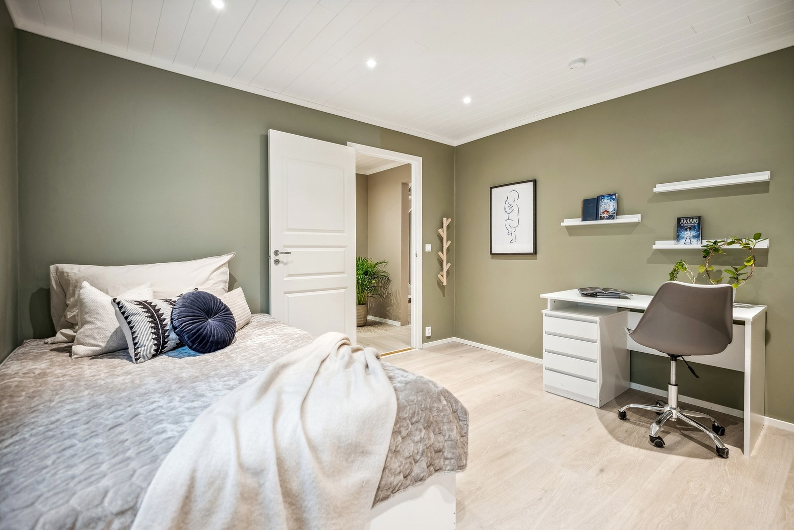 Soverom nr. 1 er et romslig rom med god plass til dobbeltseng, garderobeskap, pult og annet ønskelig møblement Galleribilde