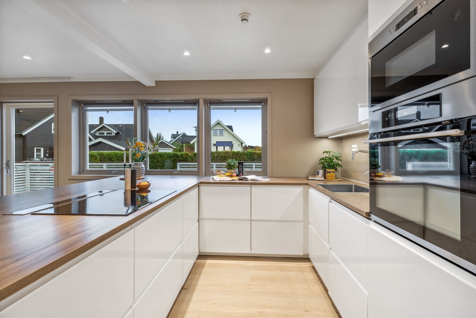 Kjøkkenet har godt med skap- og benkplass. Integrerte hvitevarer som stekeovn, oppvaskmaskin, kjøleskap, platetopp (2023) og mikrobølgeovn (2021) Galleribilde