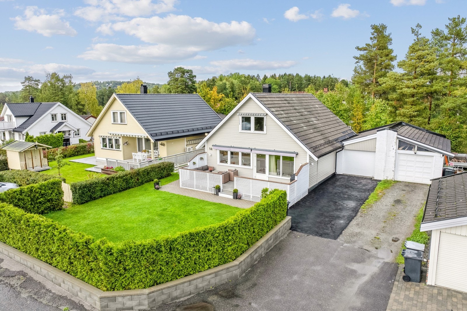 Eiendommen er beliggende i et attraktivt og barnevennlig boområde sentralt på Fagerstrand med kort vei "til det meste" Galleribilde