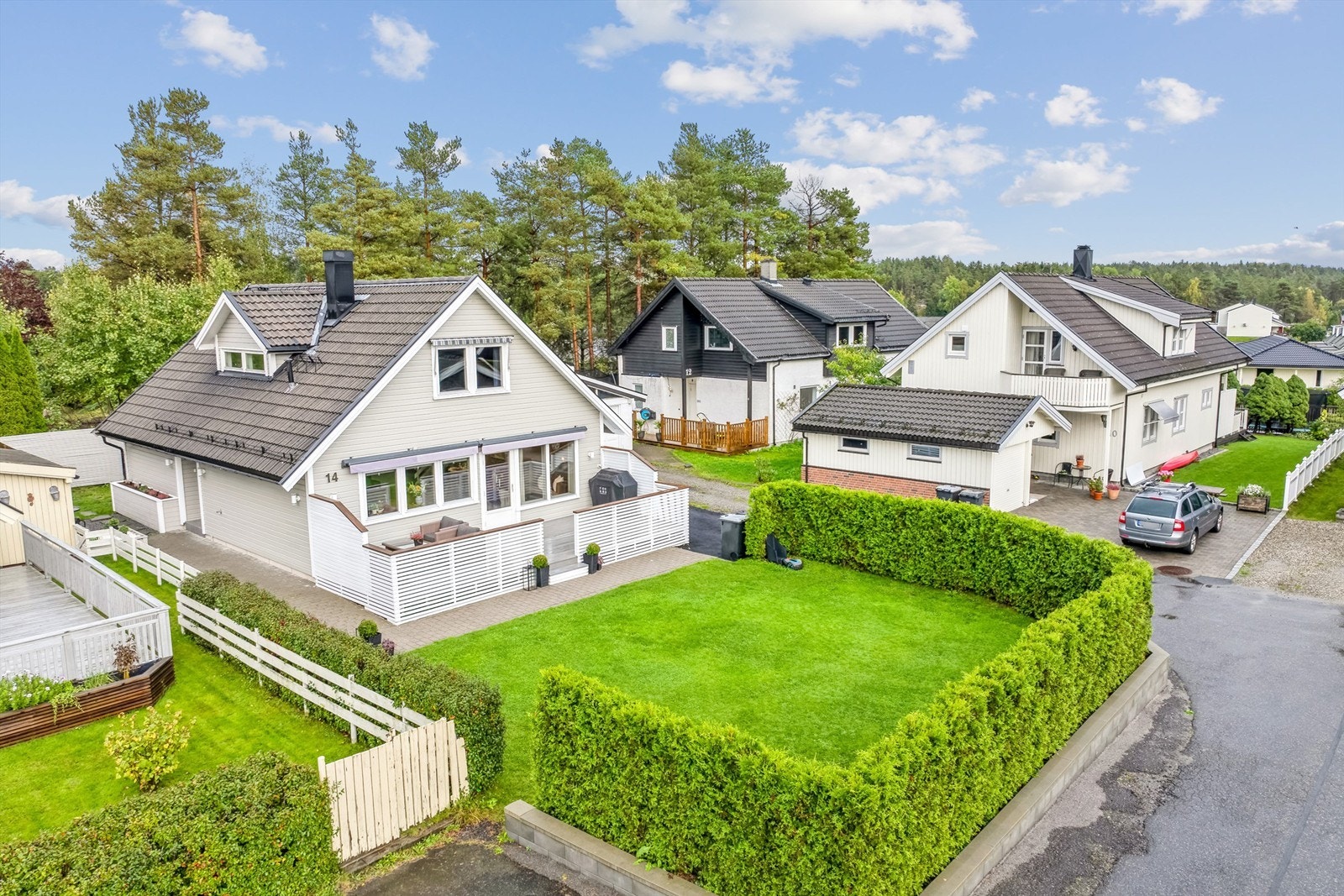 En flott familiebolig over to plan med en gjennomgående god standard, stor vestvendt terrasse, og gode solforhold Galleribilde