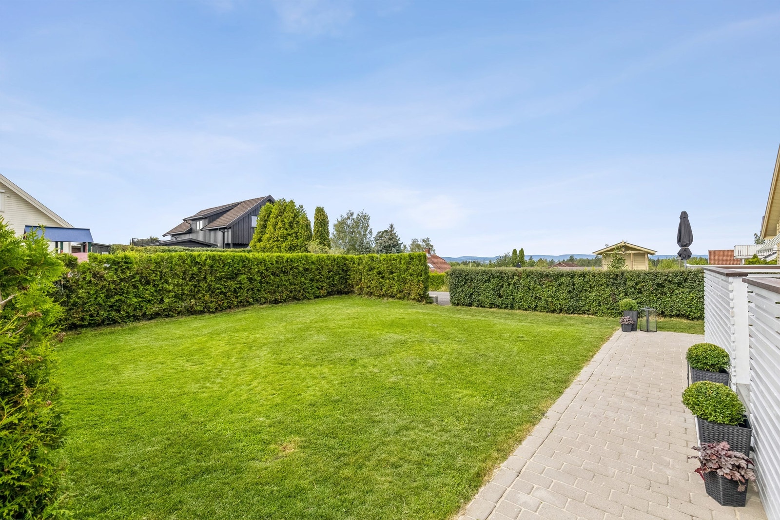 Adkomst fra terrassen ut til en flott opparbeidet plen som er en herlig plass for lek og morro for de små! Galleribilde