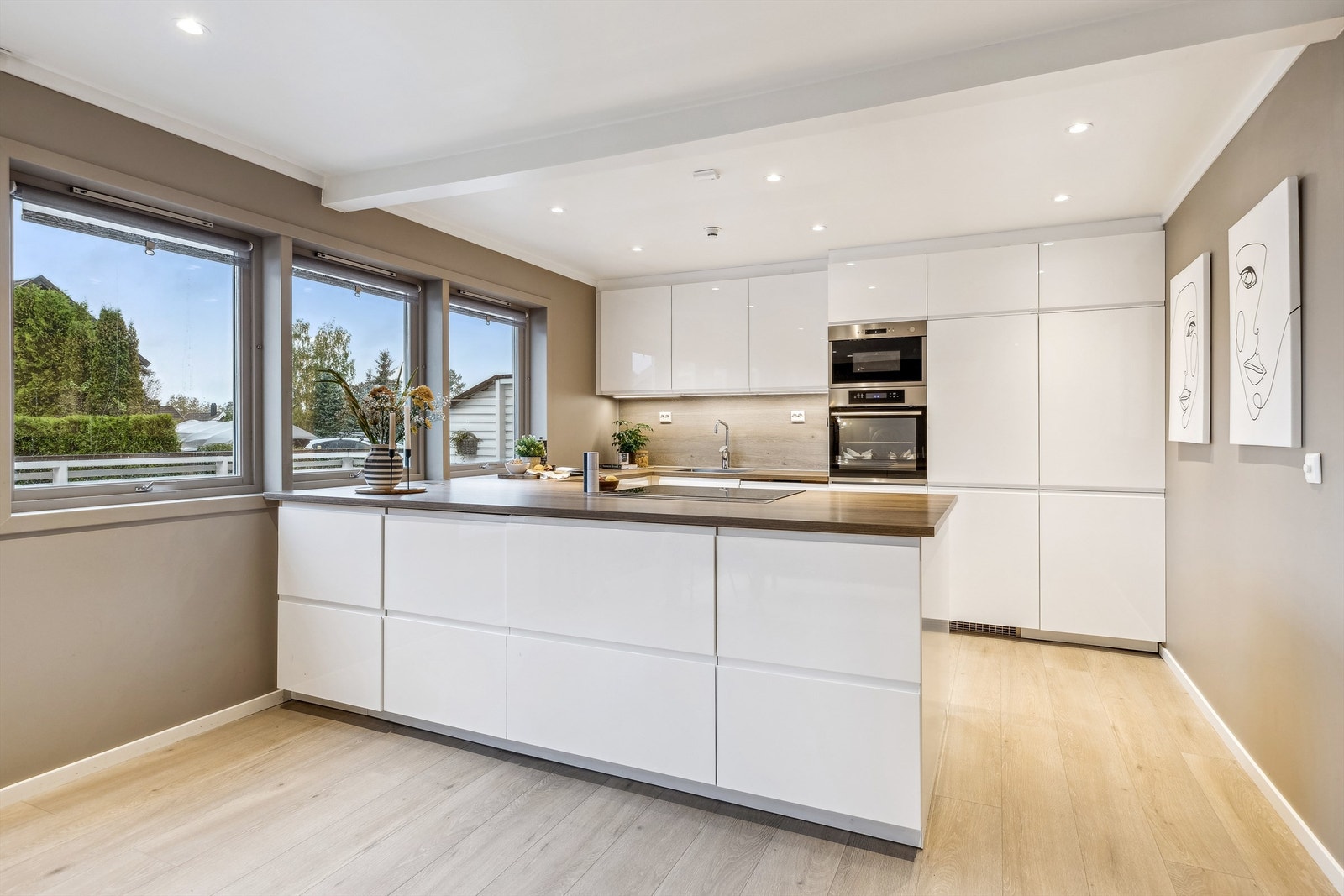 Romslig og moderne IKEA kjøkkeninnredning fra 2018/2019 med glatte lyse fronter og benkeplater av laminat Galleribilde