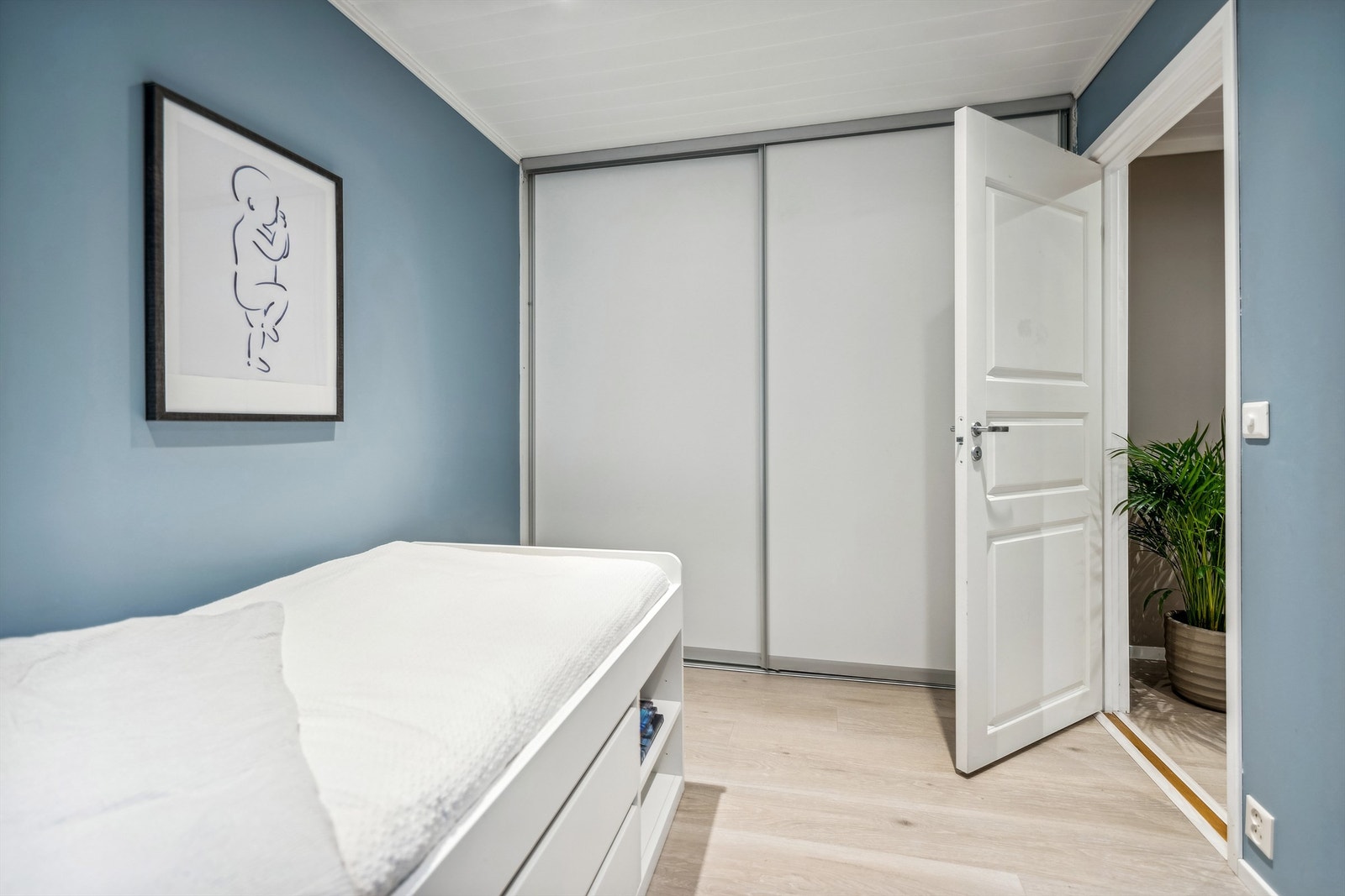 Her er det en stor skyvedørsgarderobe, og det er god plass til seng og nattbord Galleribilde