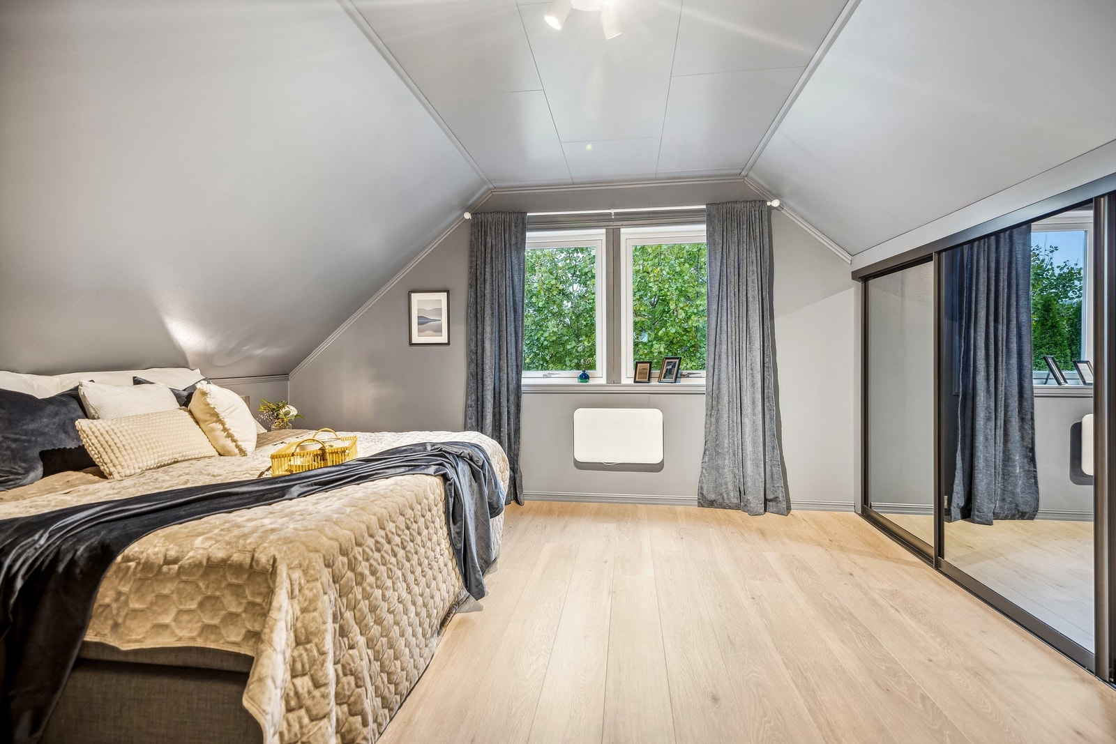 Rommet er lyst og pent med stor skyvedørsgarderobe, og plass til dobbeltseng og tilhørende nattbord Galleribilde