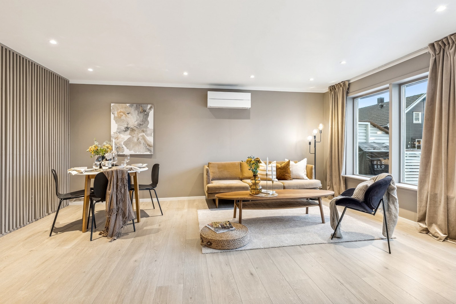 Stuen har en svært funksjonell planløsning som lett kan deles inn i flere soner, og de store vindusflatene gir godt med naturlig lysinnslipp Galleribilde