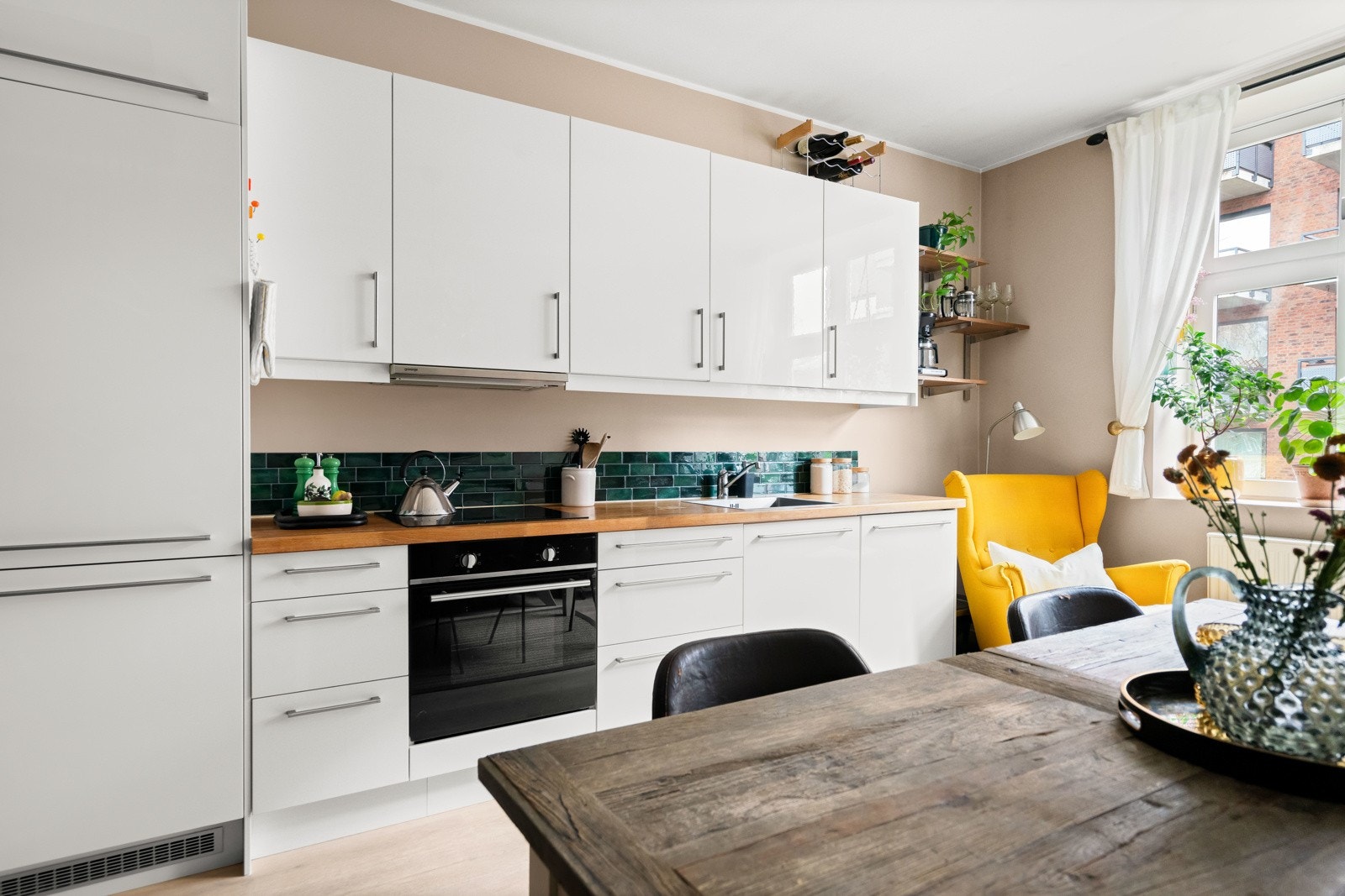 Boligens kjøkken har rikelig med skapplass i over- og underskap. Det er montert oppvaskmaskin under benken. Galleribilde