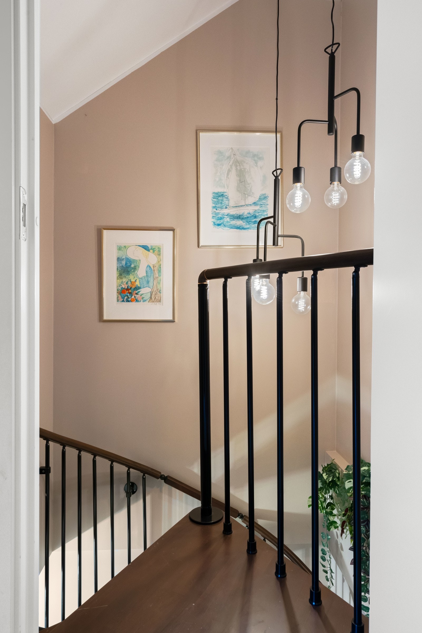 Den gode takhøyden opp mot andre etajse bidrar til en god romfølelse. Galleribilde