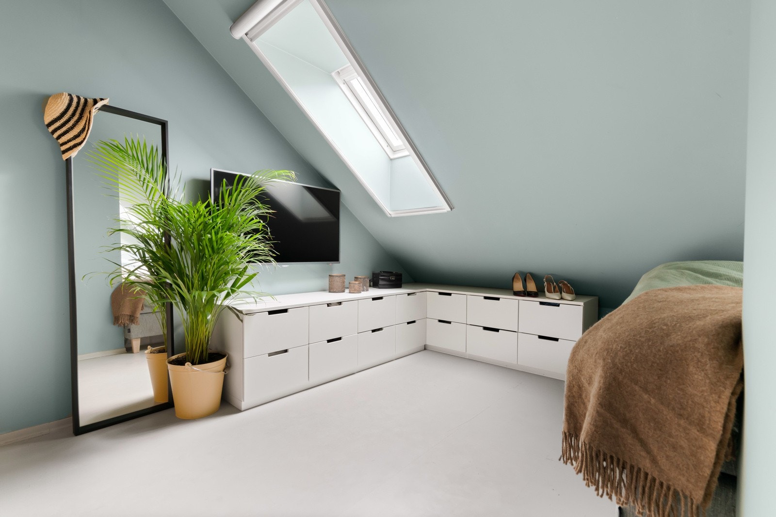 Boligens soverom i andre etasje er malt i svale farger som gjør rommet til et lunt og koselig rom. Galleribilde