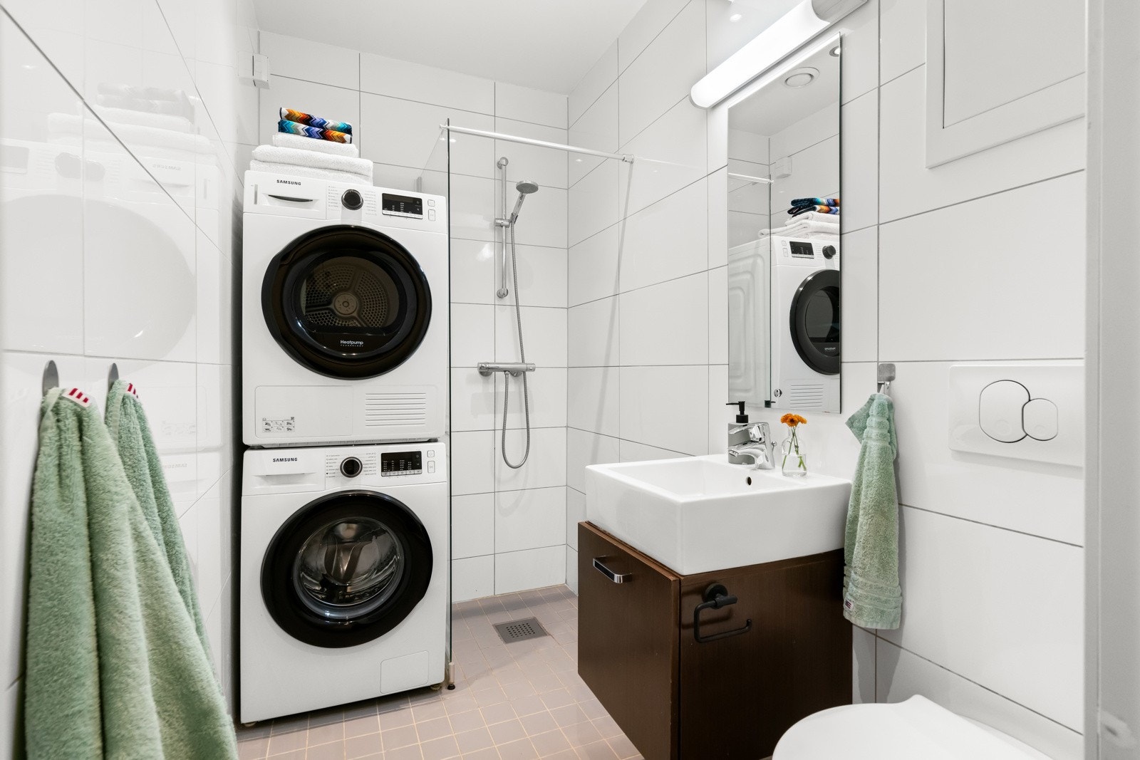 Baderommet har en god størrelse med opplegg for vask-og tørkemaskin. Galleribilde