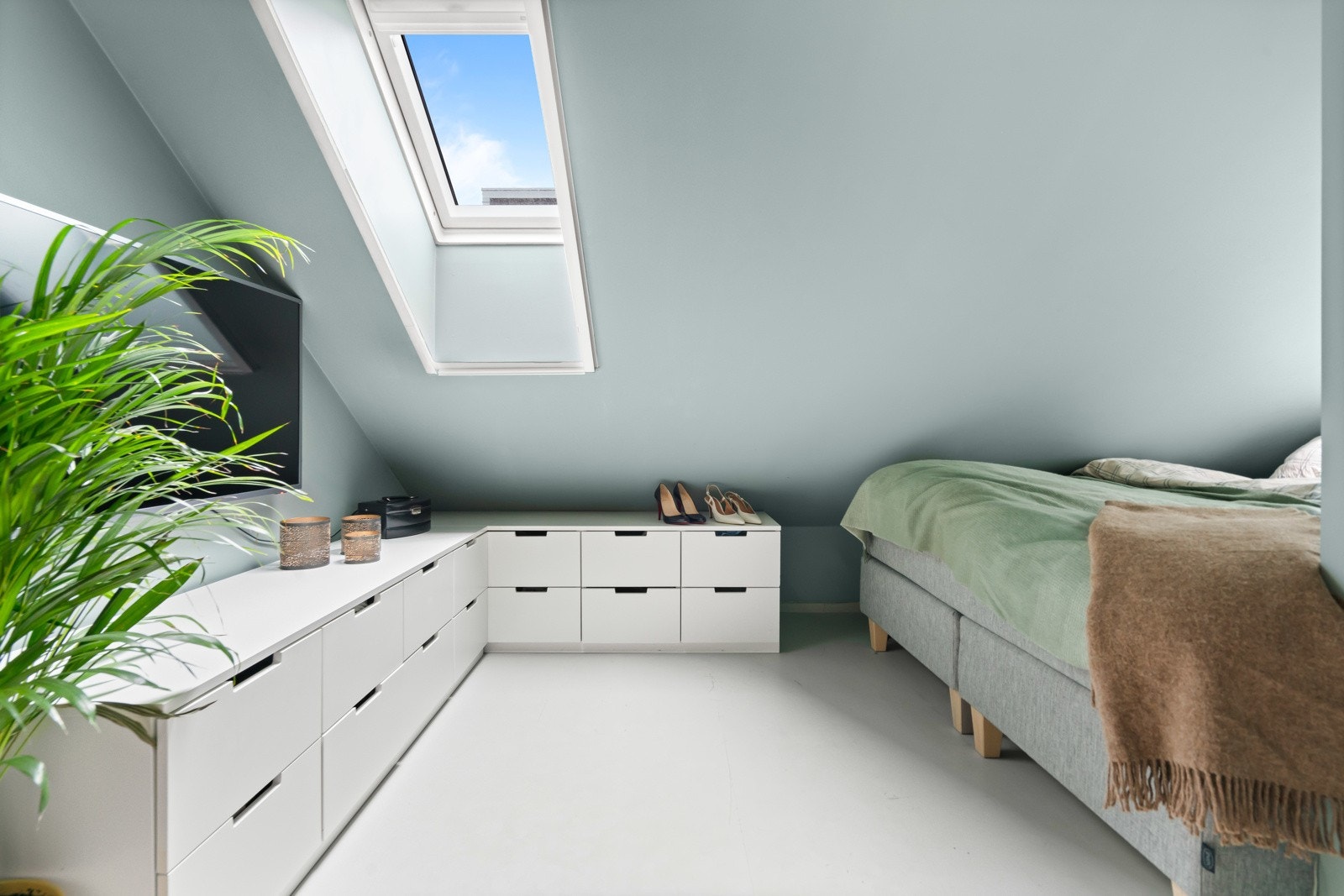 Et av høydepunktene på soverommet er de stilfulle takvinduene, som slipper inn rikelig med naturlig lys og skaper en lys og åpen følelse.. Galleribilde