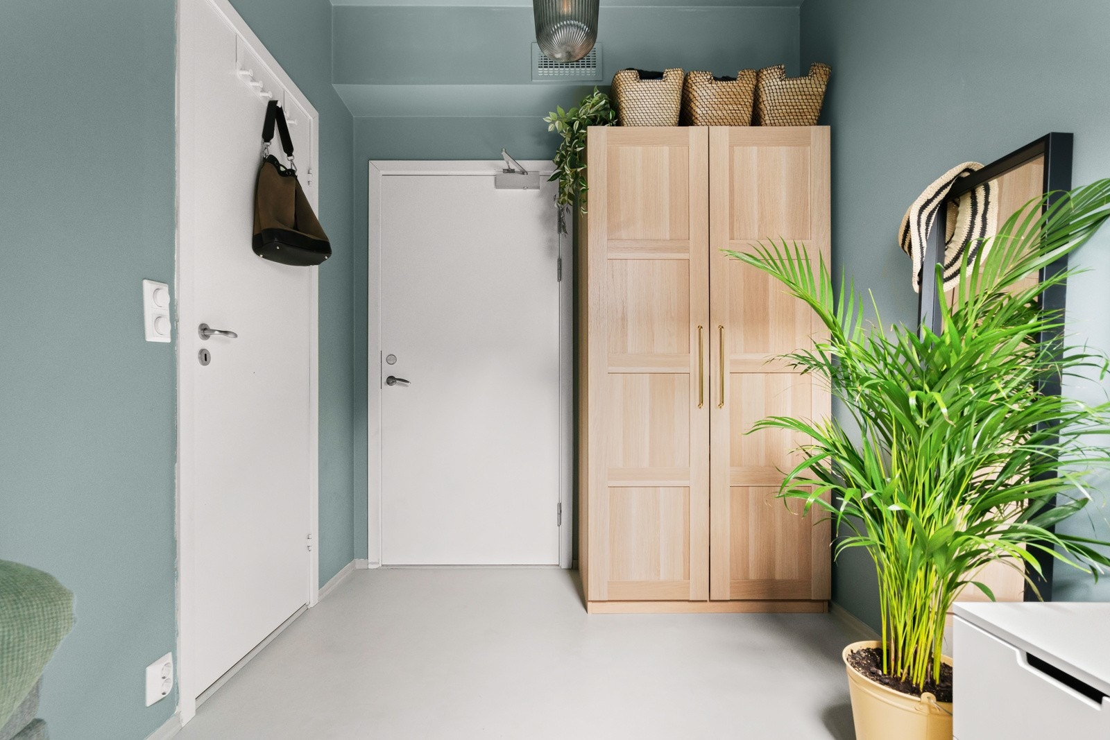 For praktisk oppbevaring finnes det gode løsninger for klær og sko. Det er god plass til å innrede med en garderobe eller skreddersydde skap. Galleribilde