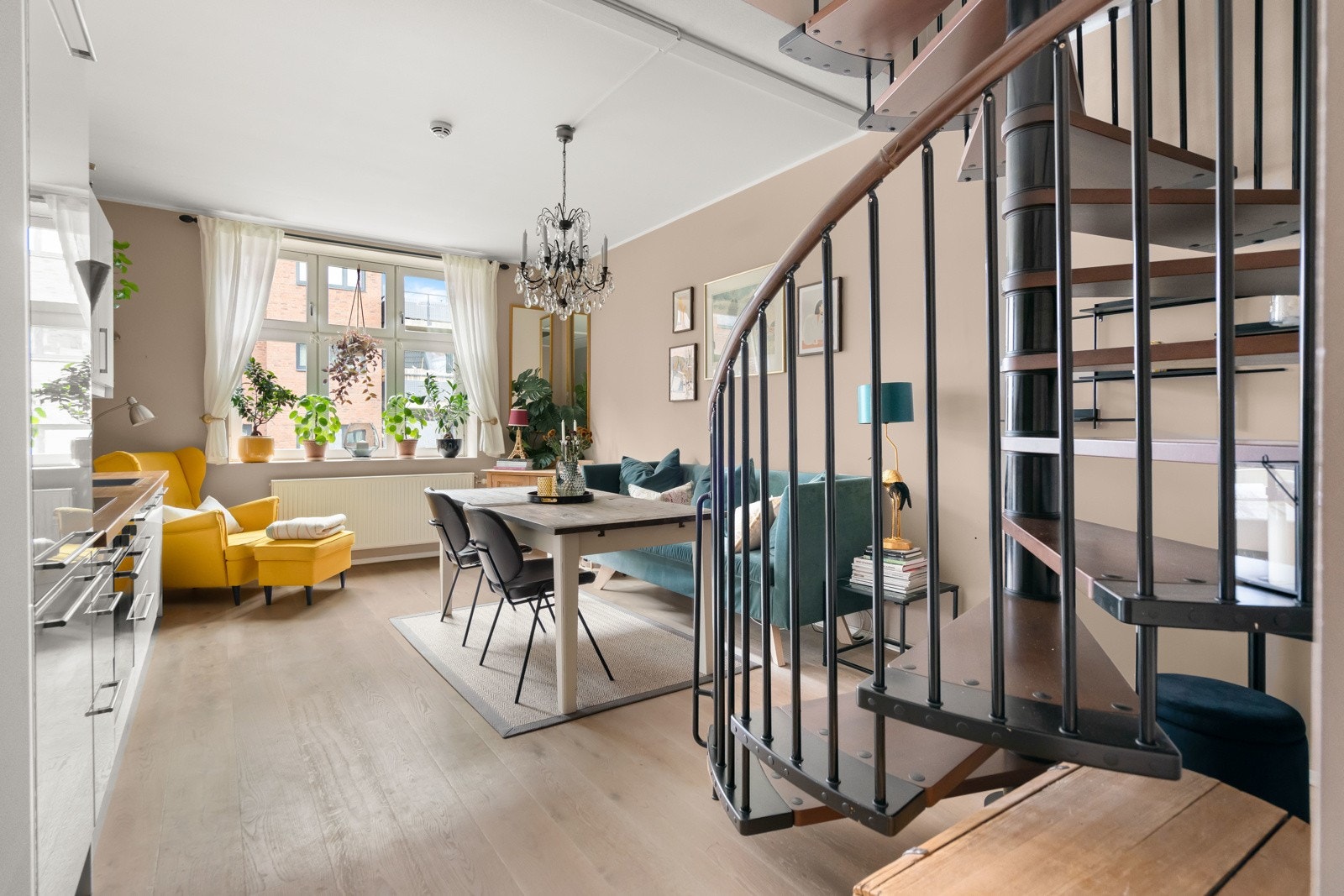 I stuen er det mulighet for å innrede med en sofagruppe med tilhørende møblement eller en stor spiseplass for å underholde gjester Galleribilde